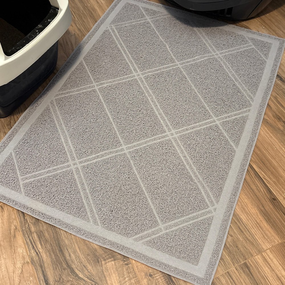 Podložka na laminátové podlaze vedle kočičí toalety doma