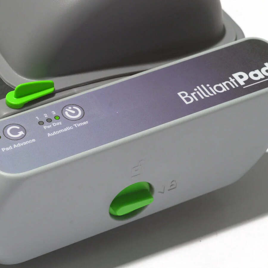 Detail chytrého ovládacího modulu BrilliantPad Smart s tlačítkem posunu podložky a automatickým časovačem
