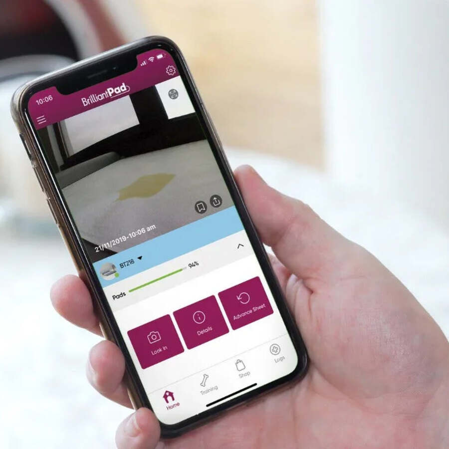 Aplikace BrilliantPad Smart na smartphonu se zobrazením kamery a vzdáleným posunem podložky